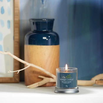 Bayside Cedar Signature Tumbler Candle (pobrežný céder) - Vonná sviečka

